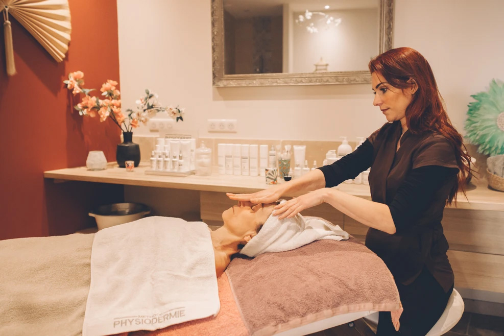 Marion Bonal donne un massage Shinzu The Face